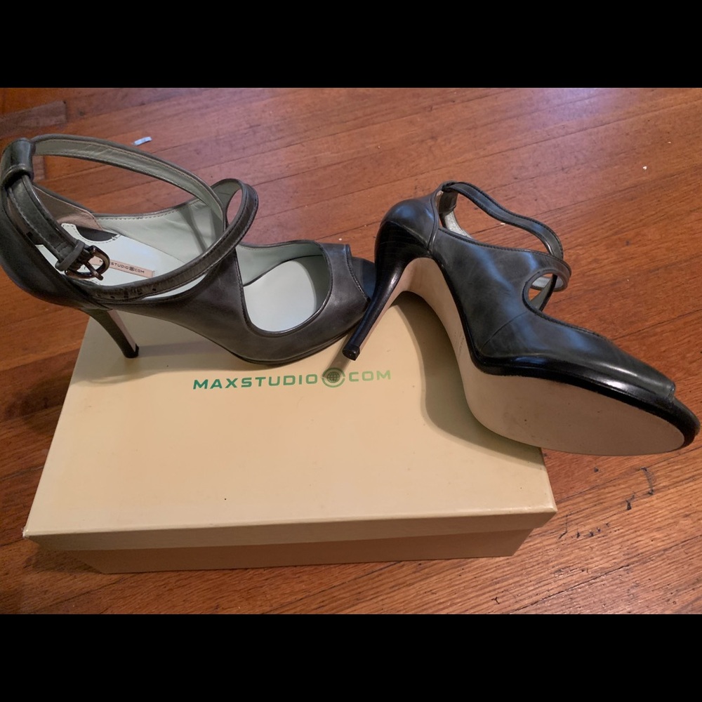 Max Studio heel size 8 Grey.. new never worn. - Picture 2 of 2